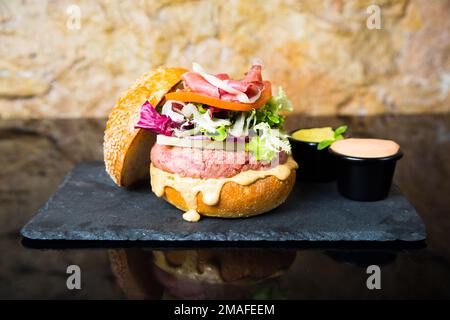 Authentischer, hochwertiger amerikanischer Burger Stockfoto