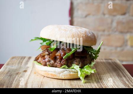 Authentischer, hochwertiger amerikanischer Burger Stockfoto