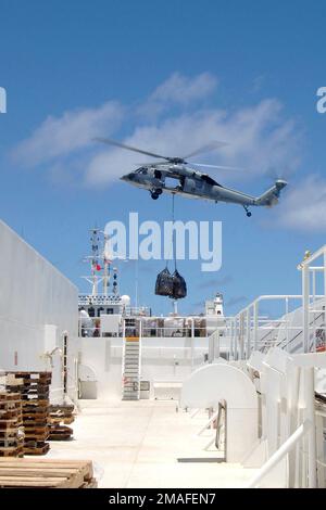 060514-N-6501M-001. [Complete] Szene Caption: Ein US Navy (USN) MH-60 Knighthawk Hubschrauber vom USN Helicopter Sea Combat Squadron 25 (HSC-25) in Guam führt Vertical Replenishment (VERTREP)-Operationen auf dem Flugdeck des USN Military Sealift Command (MSC) Mercy Class Hospital Ship (AH) USNS MERCY durch. Die GNADE ist derzeit auf einem Einsatz für fünf Monate im Pazifik. Das Schiff wird an humanitären Hilfen und zivilen Aktionsprogrammen mit zivilen Organisationen auf mehreren Inseln im Pazifikraum teilnehmen. Die GNADE ist in der Lage, medizinische und humanitäre Hilfe zu unterstützen Stockfoto