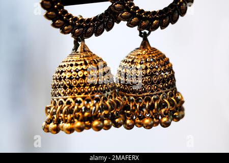 Traditioneller indischer Schmuck, ausgestellt in einem Straßenladen zum Verkauf in Pune, Maharashtra. Indische Kunst, indischer traditioneller Schmuck, selektiver Fokus. Stockfoto