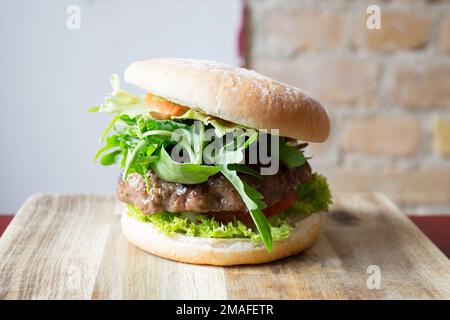 Authentischer, hochwertiger amerikanischer Burger Stockfoto