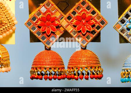 Traditioneller indischer Schmuck, ausgestellt in einem Straßenladen zum Verkauf in Pune, Maharashtra. Indische Kunst, indischer traditioneller Schmuck, selektiver Fokus. Stockfoto