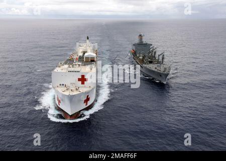 060516-N-6501M-023. [Complete] Szene Caption: Luftbogen auf Sicht des US Navy (USN) Military Sealift Command (MSC), Krankenhausschiff, USNS MERCY (T-AH 19) (links) und des USN Military Sealift Command (MSC), Henry J. Kaiser Class: Öler, USNS PECOS (T-AO197), Durchführung von Wiederauffüllungen auf See, RAS im Pazifik während der Fahrt Während eines geplanten fünfmonatigen Einsatzes zur Bereitstellung von Hilfe und humanitärer Hilfe für die Pazifikinseln und Südostasien.2006 das Spitalschiff USNS Mercy (T-AH 19) des militärischen Sealift-Kommandos führt zusammen mit MSC eine laufende Wiederauffüllungsoperation durch Stockfoto