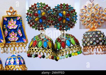Traditioneller indischer Schmuck, ausgestellt in einem Straßenladen zum Verkauf in Pune, Maharashtra. Indische Kunst, indischer traditioneller Schmuck, selektiver Fokus. Stockfoto