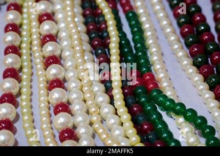 Indische Kunst, indischer traditioneller Schmuck, Schokolade, selektiver Fokus. Stockfoto