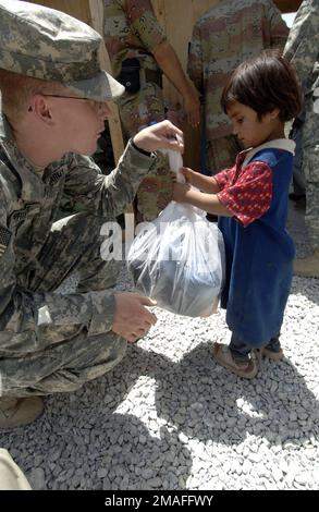 060518-A-0527A-014. Subjekt Operation/Serie: DAUERHAFTE FREIHEITSBASIS: Bagran Airfield Country: Afghanistan (AFG) Szene Hauptkommando gezeigt: NORDOSTEN Stockfoto