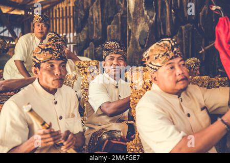 Bali - Indonesien - 10.22.2015: Indonesische männliche Musiker in traditioneller Kleidung, die sich für ihre Vorstellung vorbereiten Stockfoto