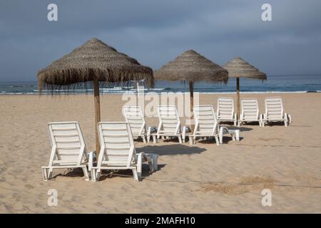 Sonnenliegen und Sand am Odekeixe; Strand; Algarve; Portugal Stockfoto