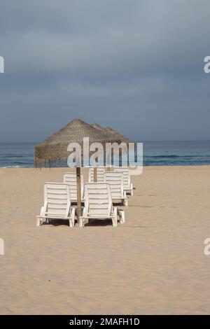 Sonnenliegen und Pfad auf der Odeceixe; Strand; Algarve; Portugal Stockfoto