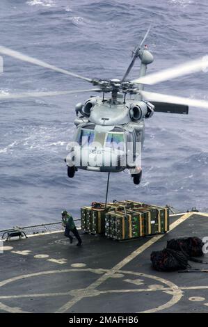 060524-N-8591H-081. Basis: USNS Flint (T-AE 32) Land: Pazifik (POC) Stockfoto