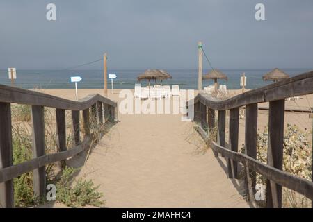 Sonnenliegen und Pfad auf der Odeceixe; Strand; Algarve; Portugal Stockfoto