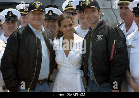 060524-N-7676W-279. [Complete] Scene Caption: An Bord der US Navy (USN) Wasp Class: Amphibious Assault Ship, USS KEARSARGE (LHD 3), Star-Cast-Mitglieder aus dem Fox-Action des 20. Jahrhunderts, Sci-Fi Movie'X-Men: The Last Stand, posieren für ein Gruppenfoto mit US Navy (USN) Seeleuten und US Marine Corps (USMC) an Bord der Marines. Die Star-Cast-Mitglieder besuchen das Schiff am Eröffnungstag der Flottenwoche New York 2006. Vor der weltweiten Veröffentlichung des Films ist außerdem eine besondere Vorschau für die Crew geplant. Von links nach rechts sehen Sie den Schauspieler Kelcey Grammer, der Dr. Ha spielt Stockfoto