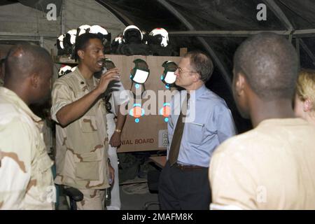 060618-N-3003C-005. Subjekt Operation/Serie: DAUERHAFTE FREIHEIT/IRAKISCHE FREIHEITSBASIS: Al Udeid Air Base, Doha Country: Qatar (QAT) Scene Major Command gezeigt: US NAVAL FORCES CENTRAL COMMAND Stockfoto