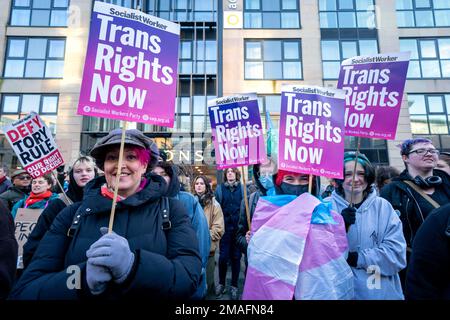 Die Menschen nehmen an einer Demonstration für Transransrechte außerhalb des britischen Regierungsbüros im Queen Elizabeth House in Edinburgh Teil. Die britische Regierung hat am Montag beschlossen, den von der schottischen Regierung im Dezember verabschiedeten Gesetzentwurf zur Reform der Geschlechteranerkennung (Schottland) zu blockieren, um zu verhindern, dass die königliche Zustimmung erlangt und Gesetz wird. Foto: Donnerstag, 19. Januar 2023. Stockfoto