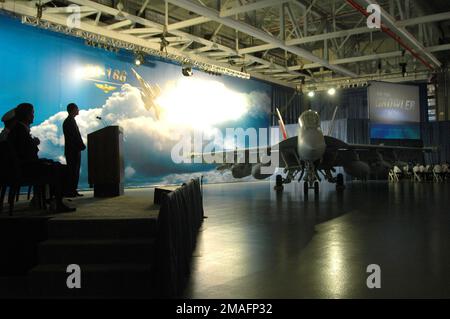 060803-F-0000X-001. [Complete] Szene Caption: 060803-F-0000X-001 (3. August 2006)Chris Chadwick, Vice President und General Manager, Global Strike Systems, Boeing Company, spricht während der EA-18G Growler Aircraft Rollout Ceremony bei der Boeing Company in St. Louis, Missouri (MO). Das Flugzeug wird entwickelt, um das derzeit auf dem Trägersystem EA-6B Prowler basierende Flugzeug der US Navy zu ersetzen. Das elektronische Angriffsflugzeug der nächsten Generation der Navy kombiniert das im Kampf bewährte F/A-18 Super Hornet Flugzeug mit einer hochmodernen elektronischen Kriegsführung Avionics Suite. Der EA-18G ist mit einem Airbo ausgestattet Stockfoto
