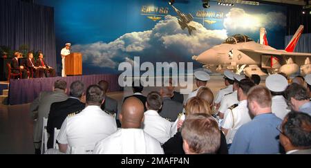 060803-F-0000X-017. [Complete] Szene Caption: 060803-F-0000X-017 (3. August 2006)US Navy (USN) CHIEF of Naval Operations (CNO) ADM. Michael G. Mullen (am Rednerpult) hält während der EA-18G Growler Aircraft Roll-out Zeremonie in der Boeing Company in St. Louis, Missouri (MO). Das EA-18 Growler wird entwickelt, um die derzeit auf dem Trägersystem basierenden EA-6B Prowler-Flugzeuge der Flotte zu ersetzen. Das elektronische Angriffsflugzeug der nächsten Generation für USN kombiniert das im Kampf bewährte F/A-18 Super Hornet-Flugzeug mit einer hochmodernen Avionik-Suite für die elektronische Kriegsführung. Der EA-18G ist mit einem Airbo ausgestattet Stockfoto