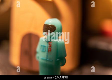 Eine Figur eines Astronauten in einem Raumanzug und Helm. Raumanzug. Stockfoto