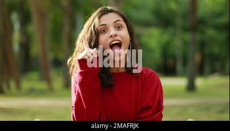 Das Mädchen hat eine Idee und ist überrascht. Junge Frau mit einer Offenbarung Stockfoto