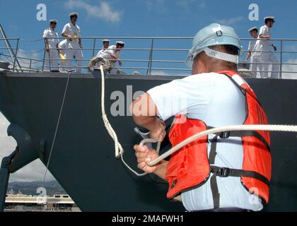 060726-N-4965F-001. [Complete] Szene Caption: 060726-N-4965F-001 (26. Juli 2006)Ein Seemann der US Navy (USN) (Vordergrund) führt bei der Rückkehr zum Hafen am Marinestützpunkt (NS) Pearl Harbor die Leinen für die Besatzung der Japanese Maritime Self Defense Force (JMSDF) Haruna Class Destroyer JDS HIEI (DD142) aus. Hawaii (HI) zum Abschluss der Übung Rim of the Pacific (RIMPAC) 2006. Ziel der Übung ist es, die taktischen Fähigkeiten der teilnehmenden Einheiten bei einer Vielzahl kombinierter Seeeinsätze zu verbessern. RIMPAC 2006 vereint Streitkräfte aus Australien (AUS), Kanada (CAN) und Chile Stockfoto