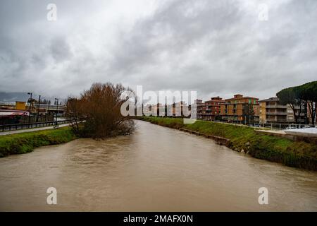 Rieti, Rieti, Italien. 18. Januar 2023. Der Stand des Flusses Velino in Flutung, in seinem Verlauf durch die Stadt Rieti, während der Überschwemmungen, die Rieti am 18. Januar 2023 heimsuchten. (Kreditbild: © Riccardo Fabi/Pacific Press via ZUMA Press Wire) NUR REDAKTIONELLE VERWENDUNG! Nicht für den kommerziellen GEBRAUCH! Stockfoto