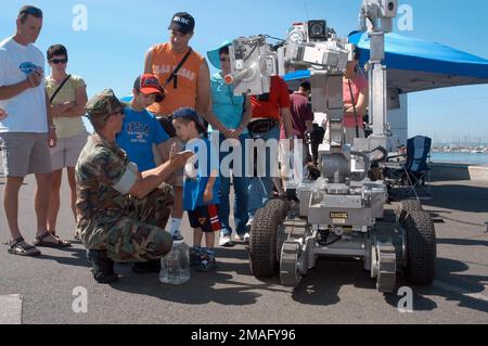 060805-N-1003P-006. [Complete] (Vollständig) Bildunterschrift: 060805-N-1003P-006 (5. Aug. 2006)US Navy (USN) Explosive Ordnance Disposal (EOD) Techniker, CHIEF PETTY Officer Matthew Broderson, zugewiesen zur explosiven Ordnance Disposal Mobile Unit 11 (EODMU-11), Detachment Northwest, Naval Air Station (NAS) Whidbey Island, Washington (WA), diskutiert die Verwendung von Remote Robotik-Vorführungen auf dem Seafair-Feld. EODMU-11 war nur einer von vielen Informations- und Ausstellungsständen, die während der Seafair 2006-Festlichkeiten für die Öffentlichkeit zugänglich waren. Seafair ist Seattles einmonatiges traditionelles Sommerfestival WHIC Stockfoto