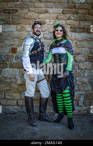 Porträt eines attraktiven Steampunk-Paares in futuristischer Retro-Kleidung. Stockfoto