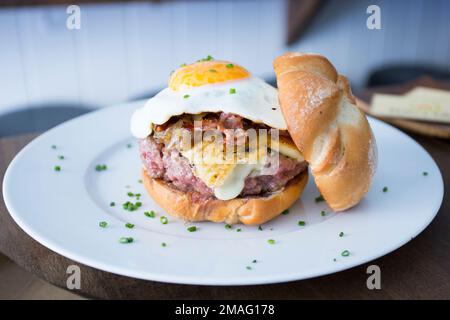 Authentischer, hochwertiger amerikanischer Eierburger Stockfoto