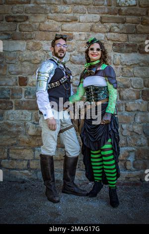 Porträt eines attraktiven Steampunk-Paares in futuristischer Retro-Kleidung. Stockfoto