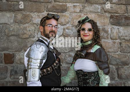 Porträt eines attraktiven Steampunk-Paares in futuristischer Retro-Kleidung. Stockfoto