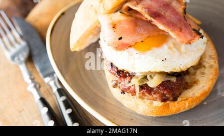 Authentischer, hochwertiger amerikanischer Eierburger Stockfoto