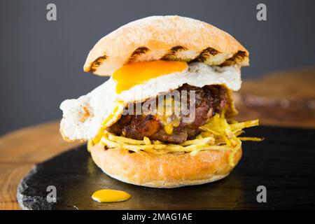 Authentischer, hochwertiger amerikanischer Eierburger Stockfoto