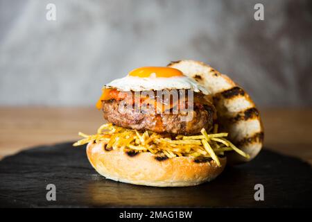 Authentischer, hochwertiger amerikanischer Eierburger Stockfoto