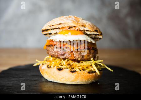 Authentischer, hochwertiger amerikanischer Eierburger Stockfoto