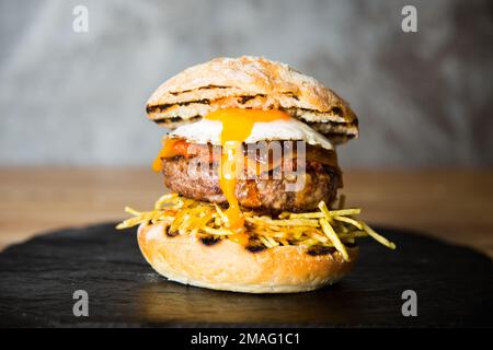 Authentischer, hochwertiger amerikanischer Eierburger Stockfoto