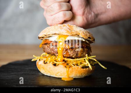 Authentischer, hochwertiger amerikanischer Eierburger Stockfoto