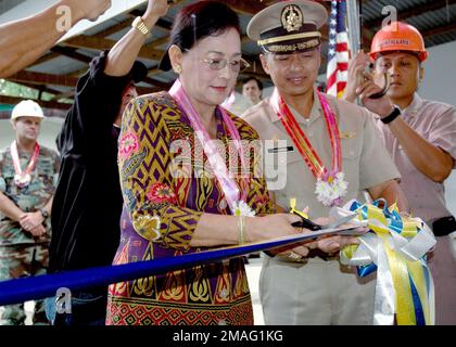 060817-N-0553R-002. [Complete] Szene Caption: Mayor Minda L. Fontanilla, Mayor of Bacnotan, La Union, Philippines and Philippine Navy CAPT. Vincente M. Agdamag Schnitt das Band während der Eröffnungszeremonie eines neuen Gebäudes an der Mabanengbeng Grundschule während der Übungskooperation über Wasser, Bereitschaft und Ausbildung (KARAT) am 17. August 2006. DIE US Navy Seabees vom Naval Mobile Construction Battalion 1 (NMCB-1) und die philippinischen Navy Seabees bauten während der Übung neue Klassenzimmer. BEI CARAT handelt es sich um eine jährliche Reihe bilateraler Seeverkehrsübungen zwischen den Vereinigten Staaten und sechs Südostasien Stockfoto