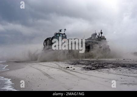 060817-N-8154G-060. [Complete] Szene Caption: 060817-N-8154G-060 (17. August 2006)A US Navy (USN) Landing Craft Air-Cushion (LCAC), zugewiesen zu Assault Craft Unit 4 (ACU-4), Naval Amphibious Base Little Creek, Virginia Beach, Virginia, Transport US Marine Corps (USMC) Marines vom 26. Marine Expeditionary Unit, Onpart, Marine Corps Base (MCB) Camp Lejeune, N.C., an Bord des USN Wasp Class Amphibious Assault Ship USS BATAAN (LHD 5). Die BATAAN führt derzeit eine Expeditionary Strike Group Integration (ESGINT) mit der USN Austin Class Amphibious Transport Do durch Stockfoto