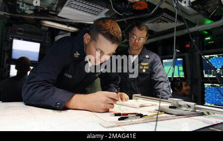 060825-N-7441H-013. [Complete] Bildunterschrift: USA Navy PETTY 1. Klasse Craig Herb (links) plant einen Kurs als LT. David Leathers schaut im Kontrollraum an Bord der Virginia Class New Attack Submarine Pre-Commissioning Unit (PCU) TEXAS (SSN 775) in Port Canaveral, Florida, 25. August 2006. DAS zweite Boot ihrer Klasse, TEXAS, ist in der Lage, Ziele an Land mit hochpräzisen Marschflugkörpern anzugreifen und verdeckte Langzeitüberwachung von Landflächen, Küstengewässern oder anderen Marinestreitkräften durchzuführen. Weitere Missionen umfassen U-Boot- und Schiffsangriffsbekämpfung, Entsendung und Unterstützung von Spezialeinheiten und Minenlieferung Stockfoto