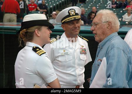 060830-N-1805P-004. [Complete] Bildunterschrift: USA Navy CAPT. Frank McCulloch, Center, kommandierender Offizier des Amphibien-Transportlagers der Austin-Klasse USS CLEVELAND (LPD 7) und LT. CMDR. Elizabeth Zimmermann, links, sprechen Sie mit Bob Feller, Major League Baseball Hall of Fame Inductee und Veteran der Marine aus dem Zweiten Weltkrieg, vor Beginn des Baseballspiels der Cleveland Indians und Toronto Blue Jays auf Jacobs Field während der Navy Week Festivals in Cleveland, Ohio, am 30. August 2006. Die Cleveland Navy Week, die vom 28. August bis zum 4, 2006, Teilnahme der Navy an Community-Veranstaltungen von PR Stockfoto