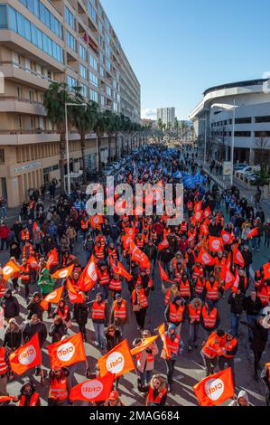 Toulon, Frankreich. 19. Januar 2023. Allgemeiner Blick auf die Menge der Demonstranten, die auf den Straßen von Toulon marschieren. Alle Gewerkschaften, die die Arbeitnehmer vertreten, haben eine Mobilisierung gegen die von der Regierung von Elisabeth Borne vorgelegte und von Präsident Emmanuel Macron gewünschte Rentenreform gefordert. Nach Angaben der Gewerkschaft bildeten etwa 10.000 Demonstranten die Kundgebung in Toulon (Var). (Foto: Laurent Coust/SOPA Images/Sipa USA) Guthaben: SIPA USA/Alamy Live News Stockfoto