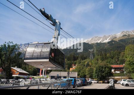 Innsbrucker Seilbahn, Blick auf eine Seilbahn, die von Hungerburg abfährt und Touristen auf den Gipfel der Nordkette hoch über Innsbruck bringt Stockfoto