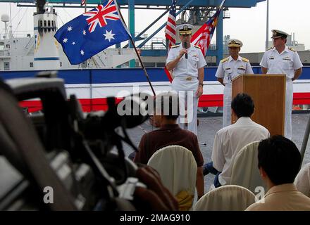 060919-N-3228J-006. [Complete] Bildunterschrift: US Navy Rear ADM. John Bird (links), Commander, Submarine Group 7, beantwortet Fragen der Medien an Bord des Emory S. Land Class Submarine Tender USS FRANK CABLE (AS 40) während ihres Besuchs in Port Klang, Malaysia. Neben Rear ADM. Bird stehen Curriculum Vitae First ADM. Amzah bin Sulaiman (Zentrum) der Royal Malaysian Navy und Commodore Richard Chalders, Commander Australian Navy Submarine Group und SENIOR Naval Officer Western Australia. Der Besuch soll den Fortschritt der malaysischen U-Boot-Truppe durch verschiedene Pres fördern Stockfoto