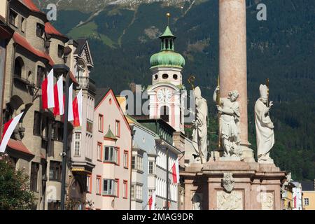 Innsbruck Österreich, Blick auf eine Reihe von Tiroler Barockarchitekturen in der Maria-Theresien-Straße im historischen Zentrum von Innsbruck, Österreich Stockfoto