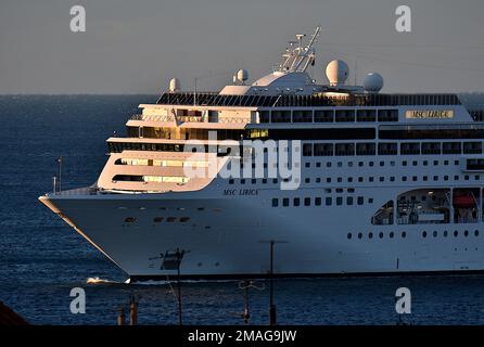 Marseille, Frankreich. 19. Januar 2023. Das Kreuzfahrtschiff MSC Lirica landet im französischen Mittelmeerhafen von Marseille. Kredit: SOPA Images Limited/Alamy Live News Stockfoto