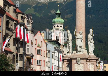 Österreich Barock, Blick auf eine Reihe barocker Architektur in der Maria-Theresien-Straße im historischen Innsbruck, Österreich Stockfoto