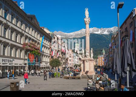 Maria-Theresien-Straße Innsbruck, im Sommer Blick auf die Haupteinkaufsstraße im historischen Innsbruck - Maria-Theresien-Straße, Österreich Stockfoto