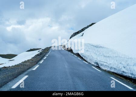 Norwegische touristische Route Aurlandsfjellet läuft von aurlandsvangen zu Laerdalsoyri. Verschneite Straße Bjorgavegen Stockfoto