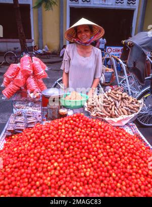 Frauen, die Süßigkeiten und Gemüse auf dem Markt von Bình Tây, Cholon, Distrikt 6, Ho-Chi-Minh-Stadt (Saigon), Sozialistische Republik Vietnam, verkaufen Stockfoto