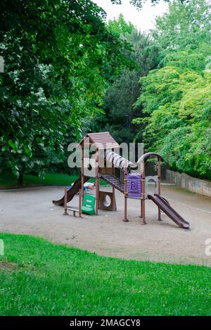 Ein sehr schöner Kinderspielplatz inmitten der grünen Bäume, Konzept von Kindern, die in der Natur spielen Stockfoto