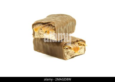 Zwei Stücke oder Hälften Schokoriegel gefüllt mit Nougat und Karamell Stockfoto